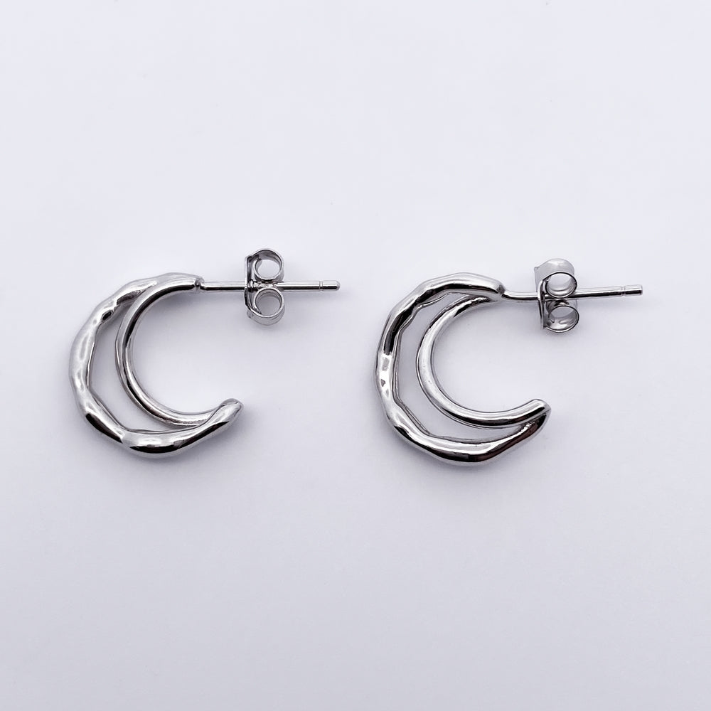 E8004 RHOD 1SDETWSTD MID OPEN CRSCNT MOON EARRNG 2.6G