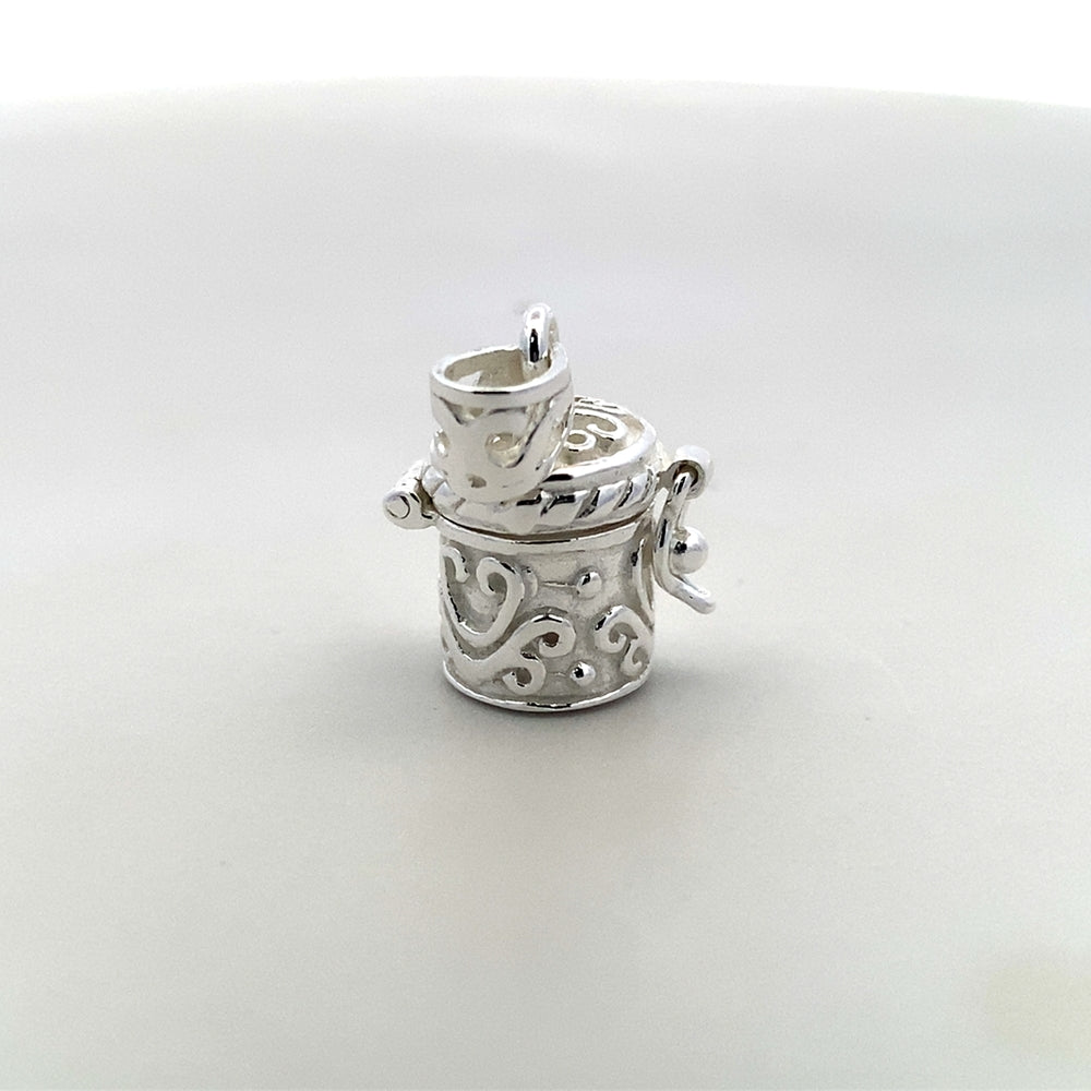
                      
                        C5094 ROUND CREMATION PENDANT W EMBOSSED PATTERN
                      
                    