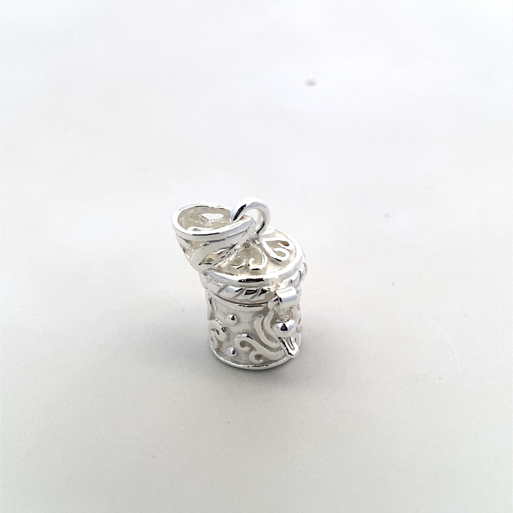 
                      
                        C5094 ROUND CREMATION PENDANT W EMBOSSED PATTERN
                      
                    