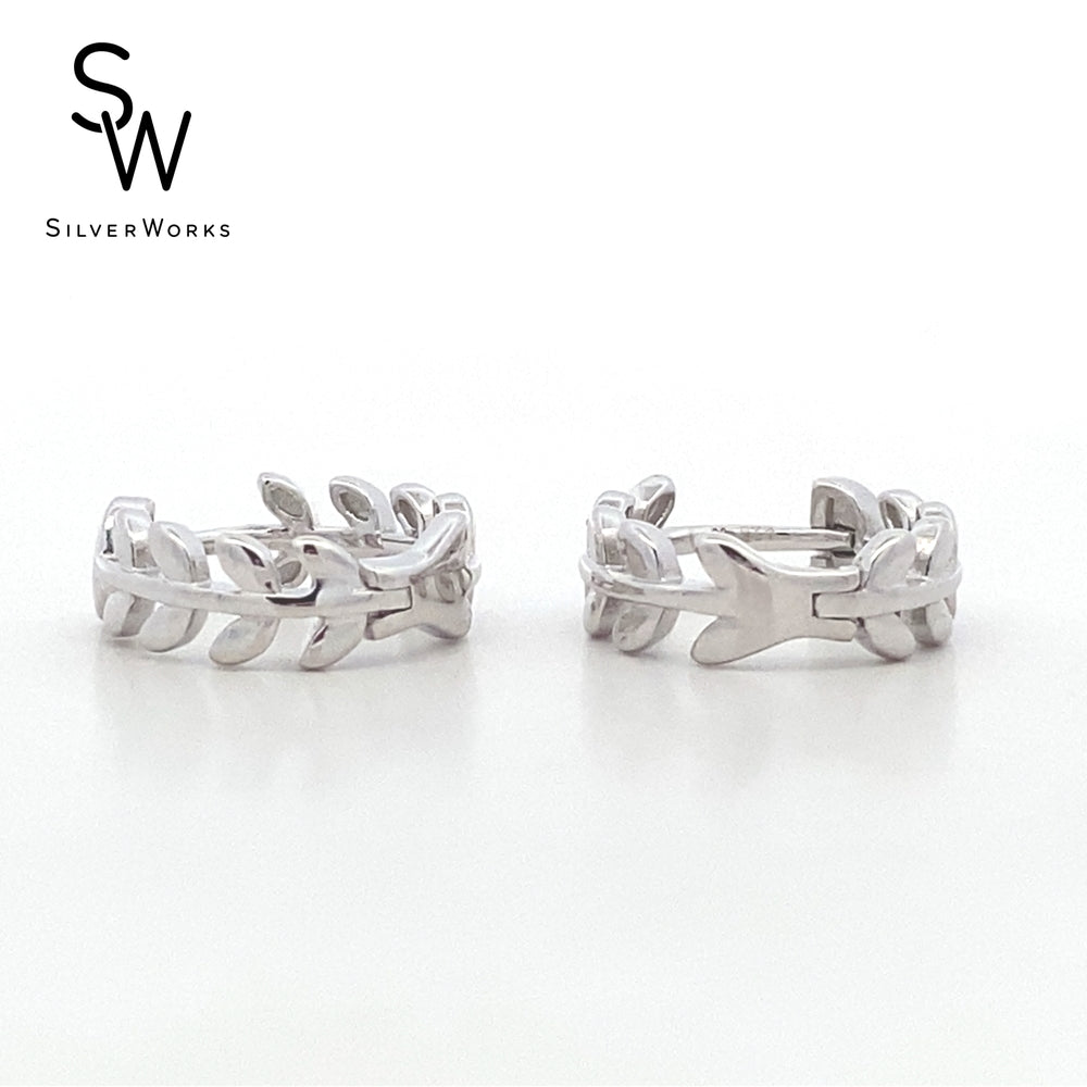 
                      
                        E7976 VINE WTH LEAVES HUGGIE EARRNG 1.5G
                      
                    