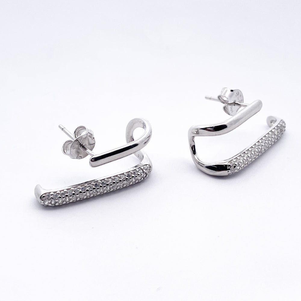 
                      
                        E8002 RHOD GEOMTRC CUFF CLAW WTH HLFSDE CZ EARRNG 2.7G
                      
                    