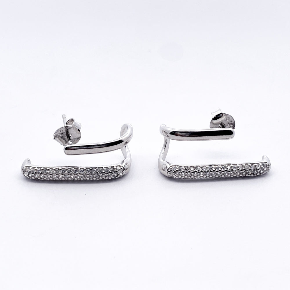 
                      
                        E8002 RHOD GEOMTRC CUFF CLAW WTH HLFSDE CZ EARRNG 2.7G
                      
                    
