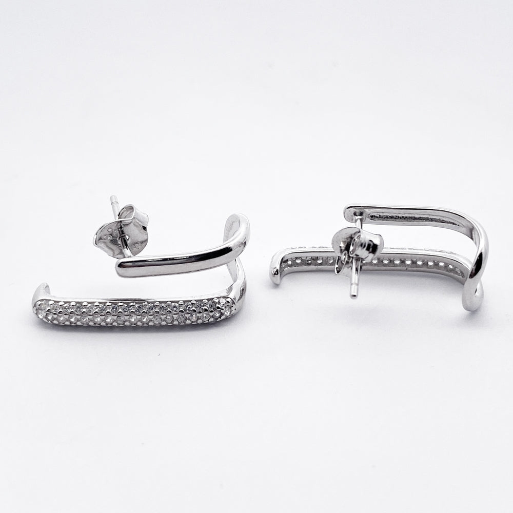 
                      
                        E8002 RHOD GEOMTRC CUFF CLAW WTH HLFSDE CZ EARRNG 2.7G
                      
                    