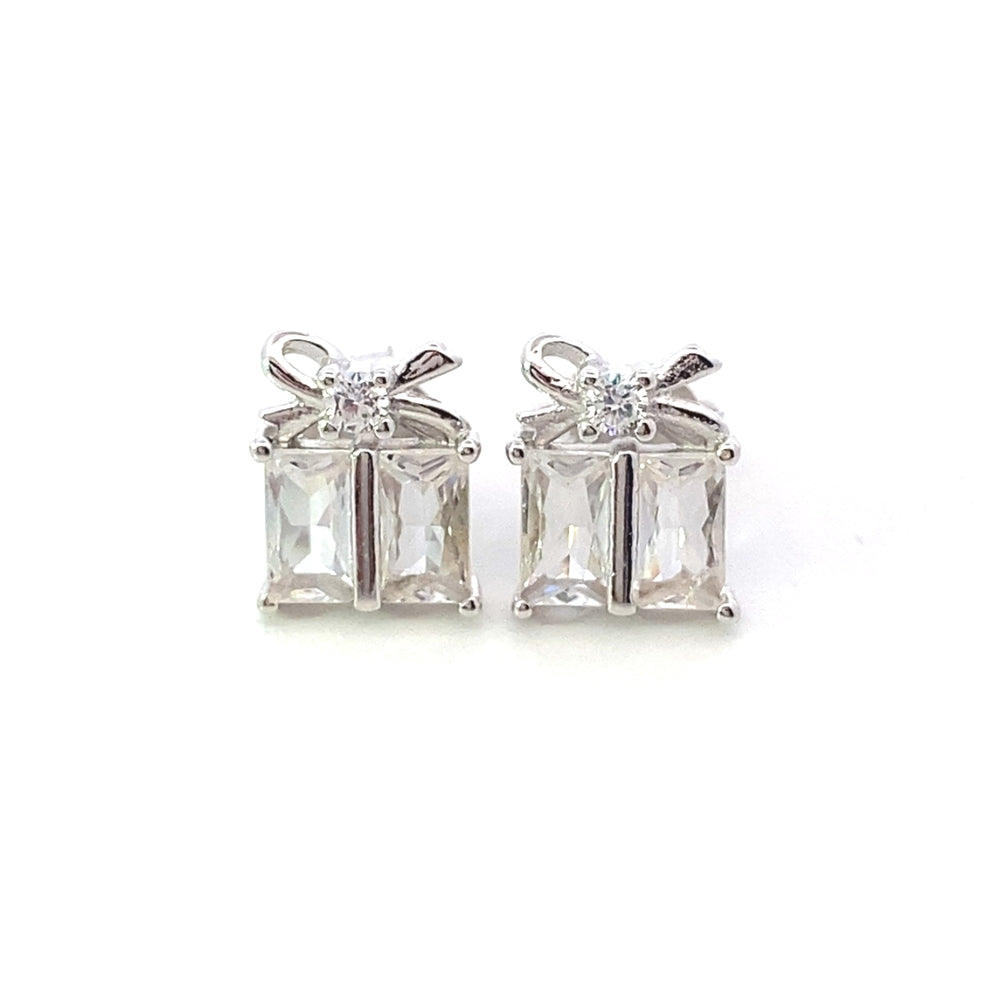 
                      
                        E8044 SILVER GIFT WTH EMERALD CUT CZ STUD 1.68G
                      
                    