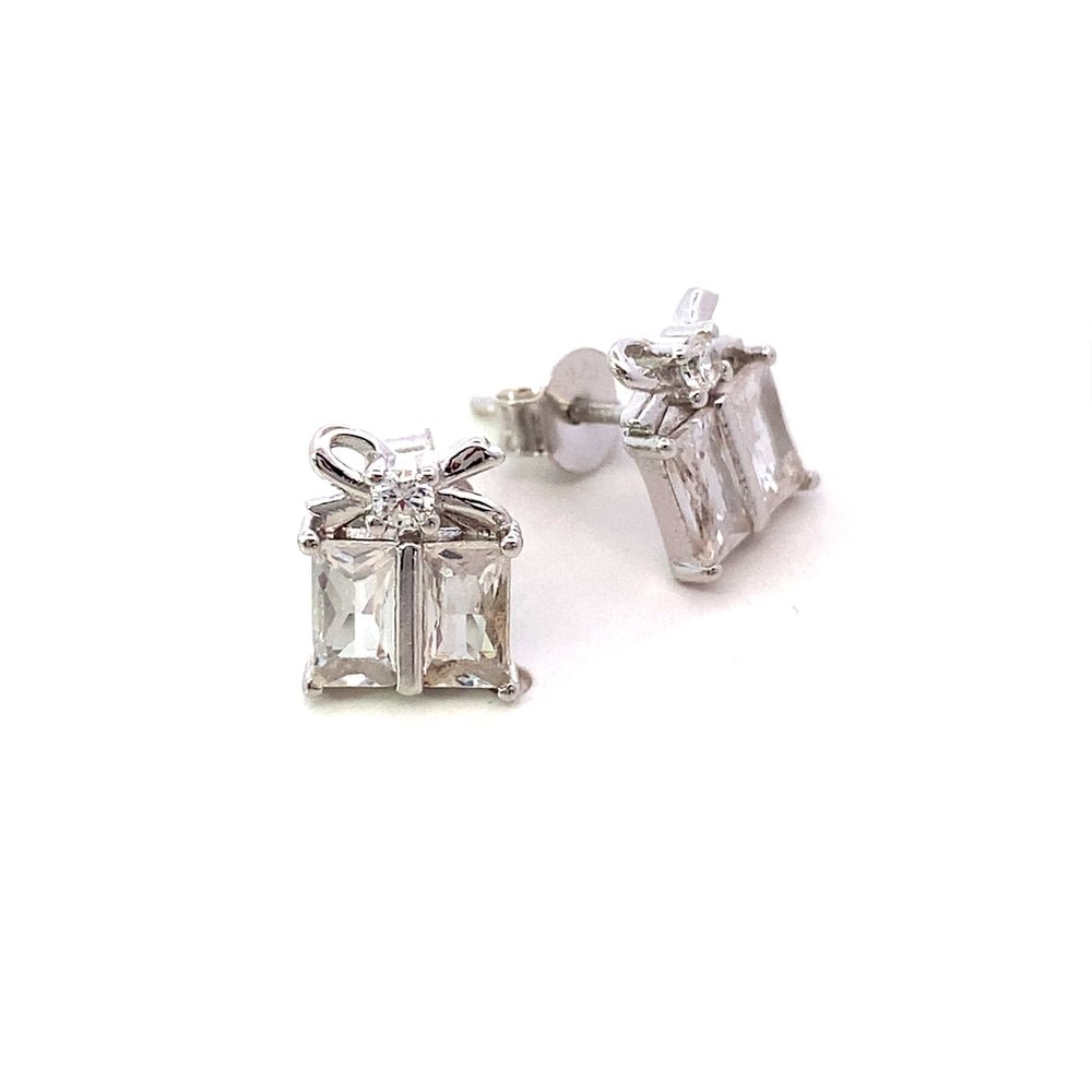 E8044 SILVER GIFT WTH EMERALD CUT CZ STUD 1.68G