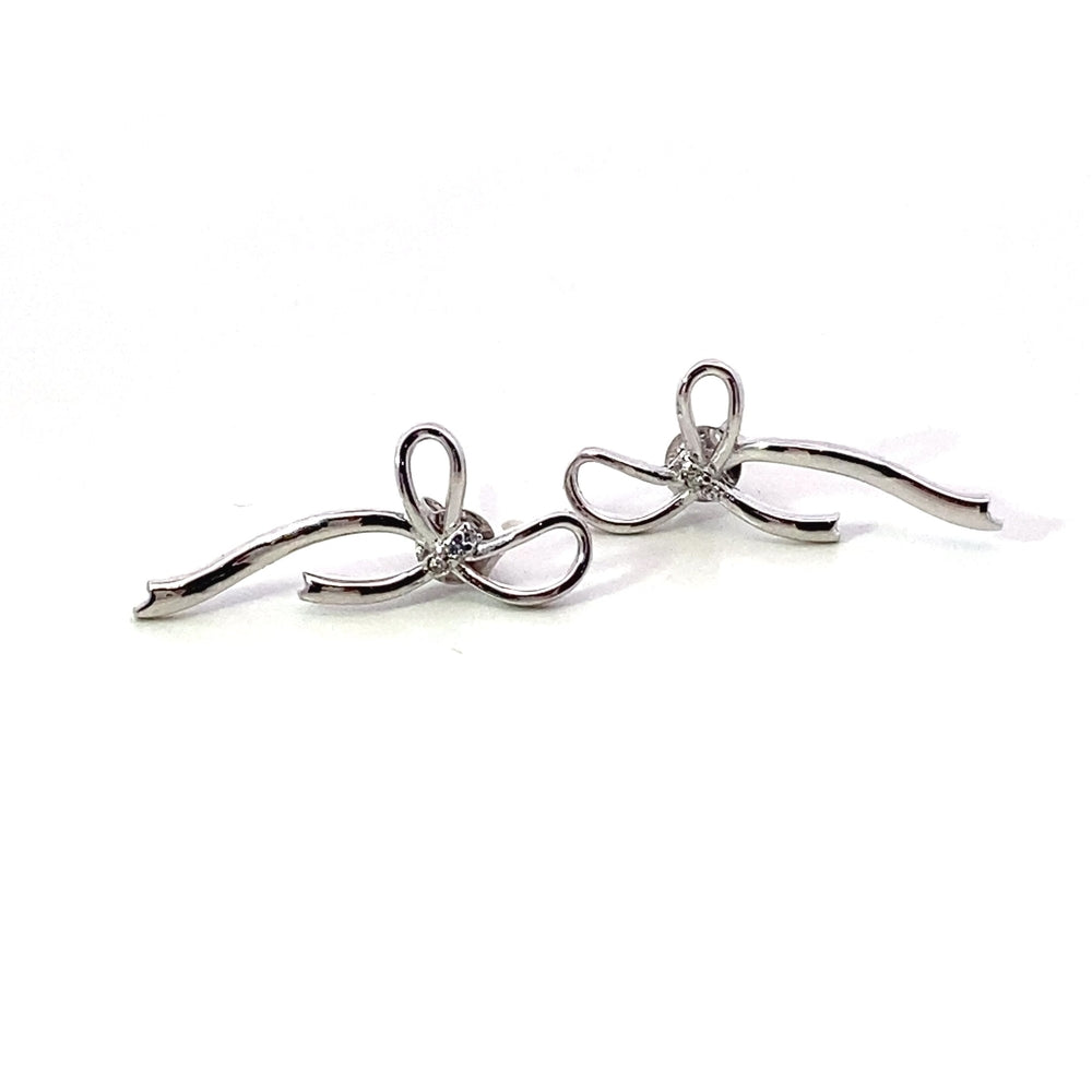 
                      
                        E8047 SILVER RIBBON WTH MID FLDCZ STUD 1.85G
                      
                    