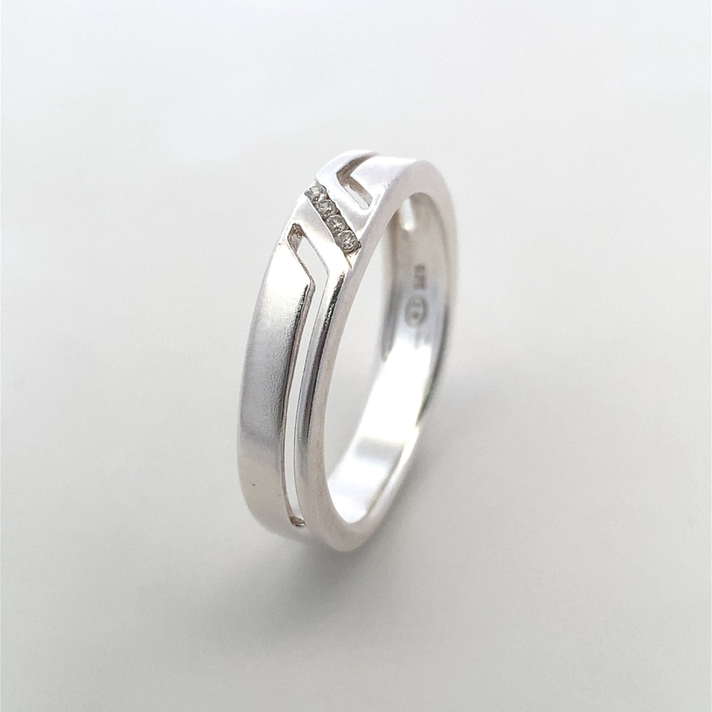 
                      
                        R610710 CZ SLANT ACCENT DESIGN RING 4.8MM,4.3G
                      
                    