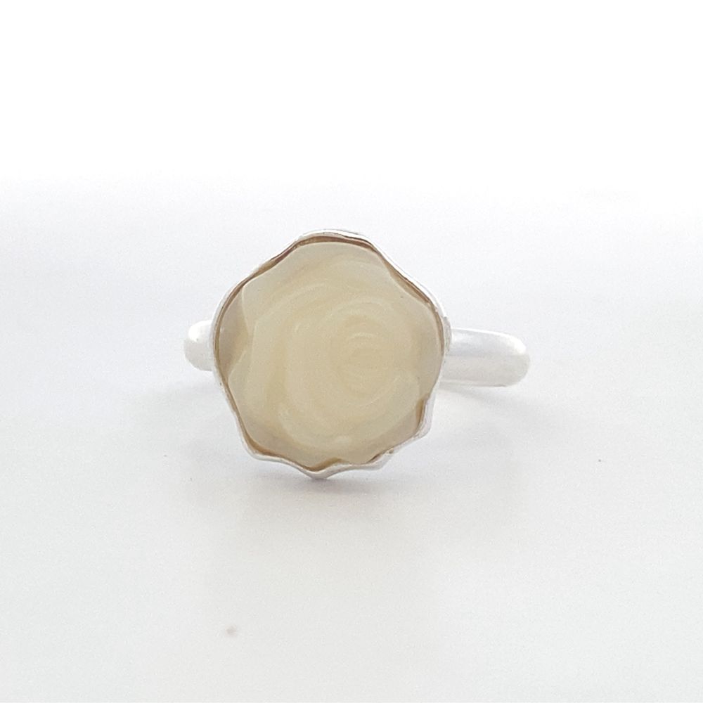 
                      
                        R57237 ROSE RING W/WHITE & BLK MOP
                      
                    