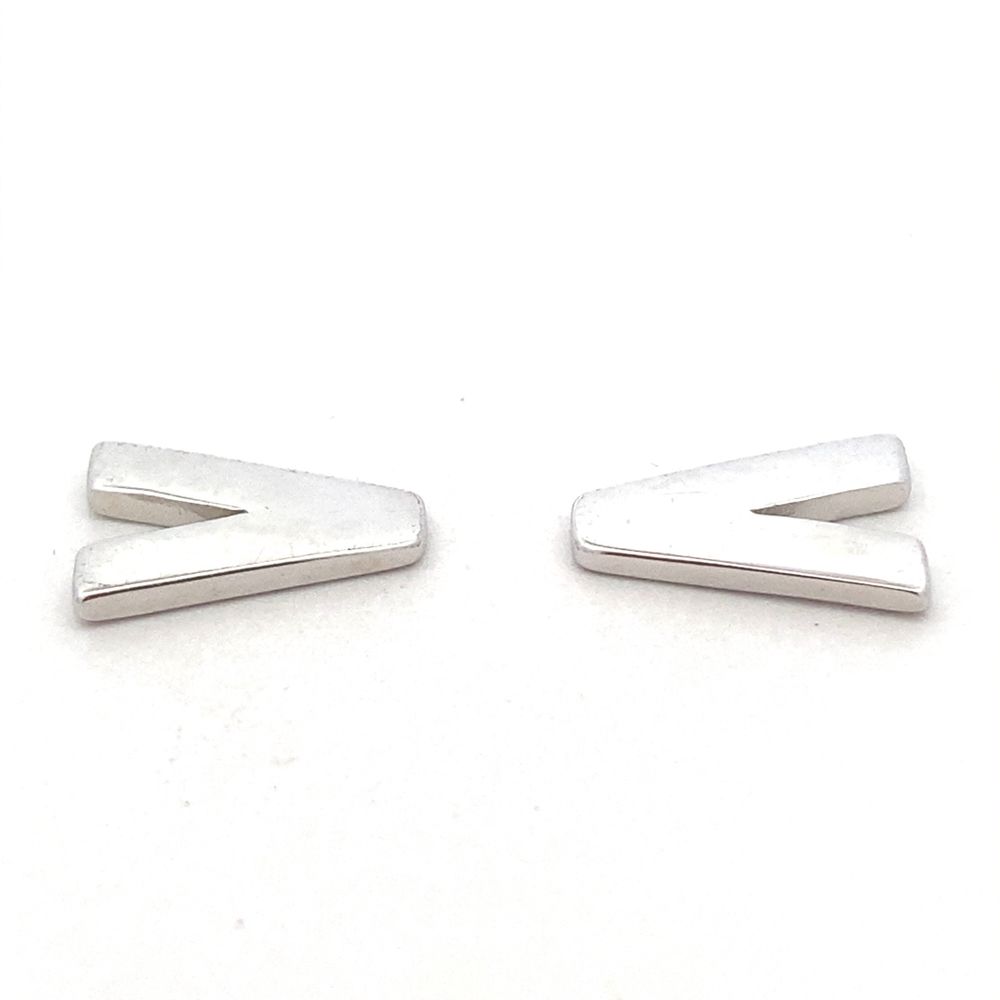 
                      
                        C5106 FLAT POLISH LETTER V WITH ARGOLIA
                      
                    