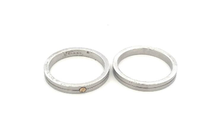 X6655 S.S THIN RING W/1 GOLD SCREW